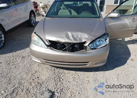 2002 Toyota Camry Le z USA, uszkodzony, nr VIN 4T1BE32K52U042634